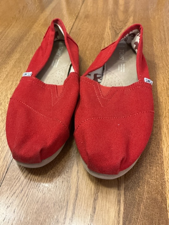 Woman’s Toms Alpargata red classic slip on shoe. Size 9.5. Canvas. Barely worn! - Picture 2 of 7